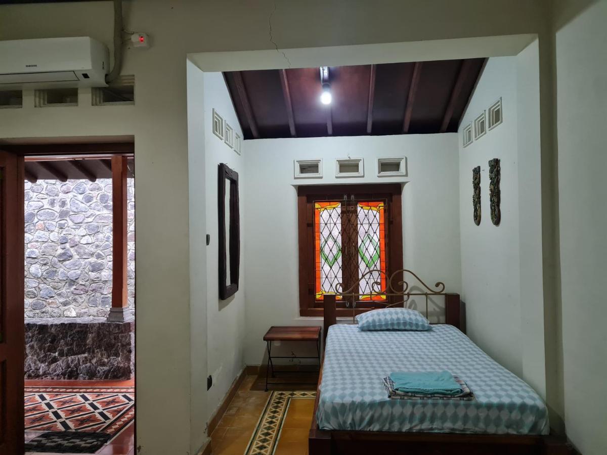 Omah Pitoe Yogya Homestay ยอกยาการ์ตา ภายนอก รูปภาพ