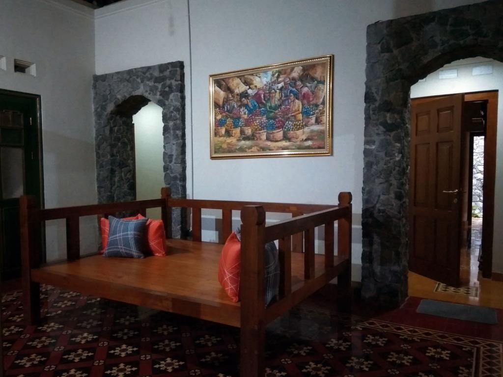 Omah Pitoe Yogya Homestay ยอกยาการ์ตา ภายนอก รูปภาพ