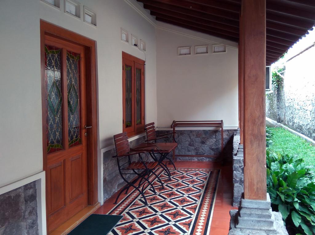 Omah Pitoe Yogya Homestay ยอกยาการ์ตา ภายนอก รูปภาพ