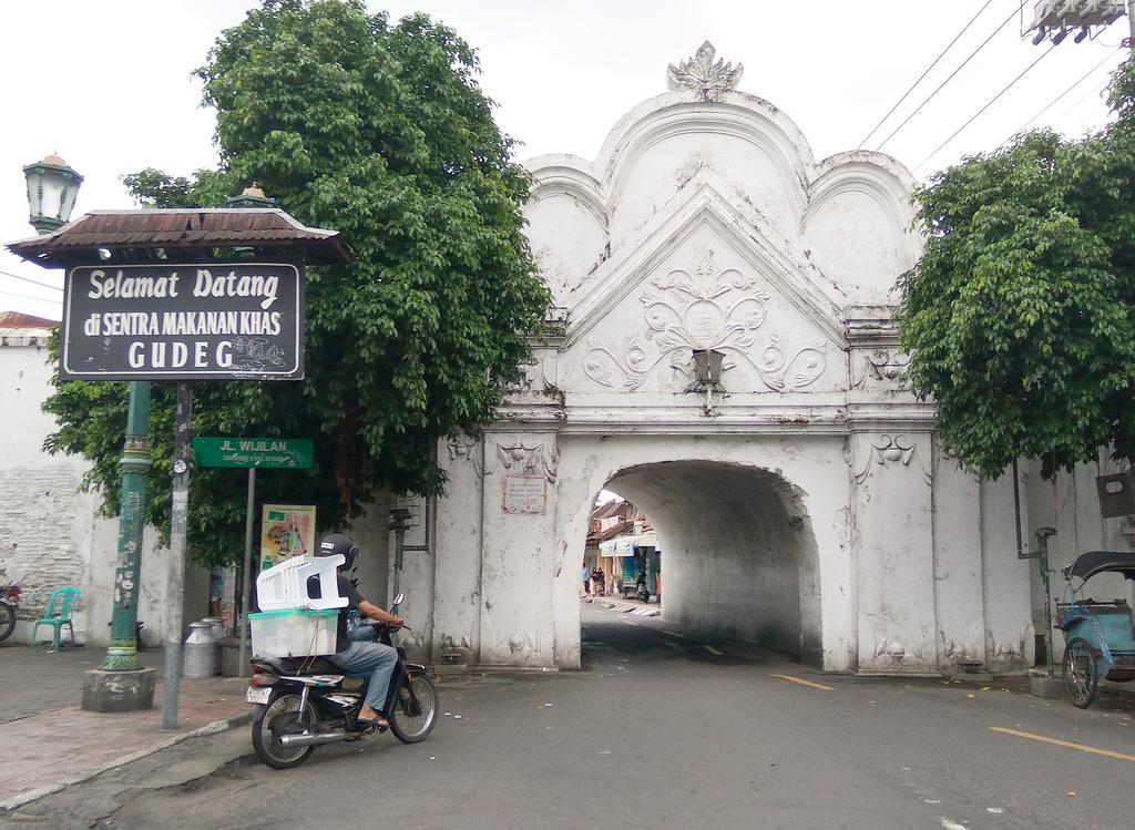Omah Pitoe Yogya Homestay ยอกยาการ์ตา ภายนอก รูปภาพ